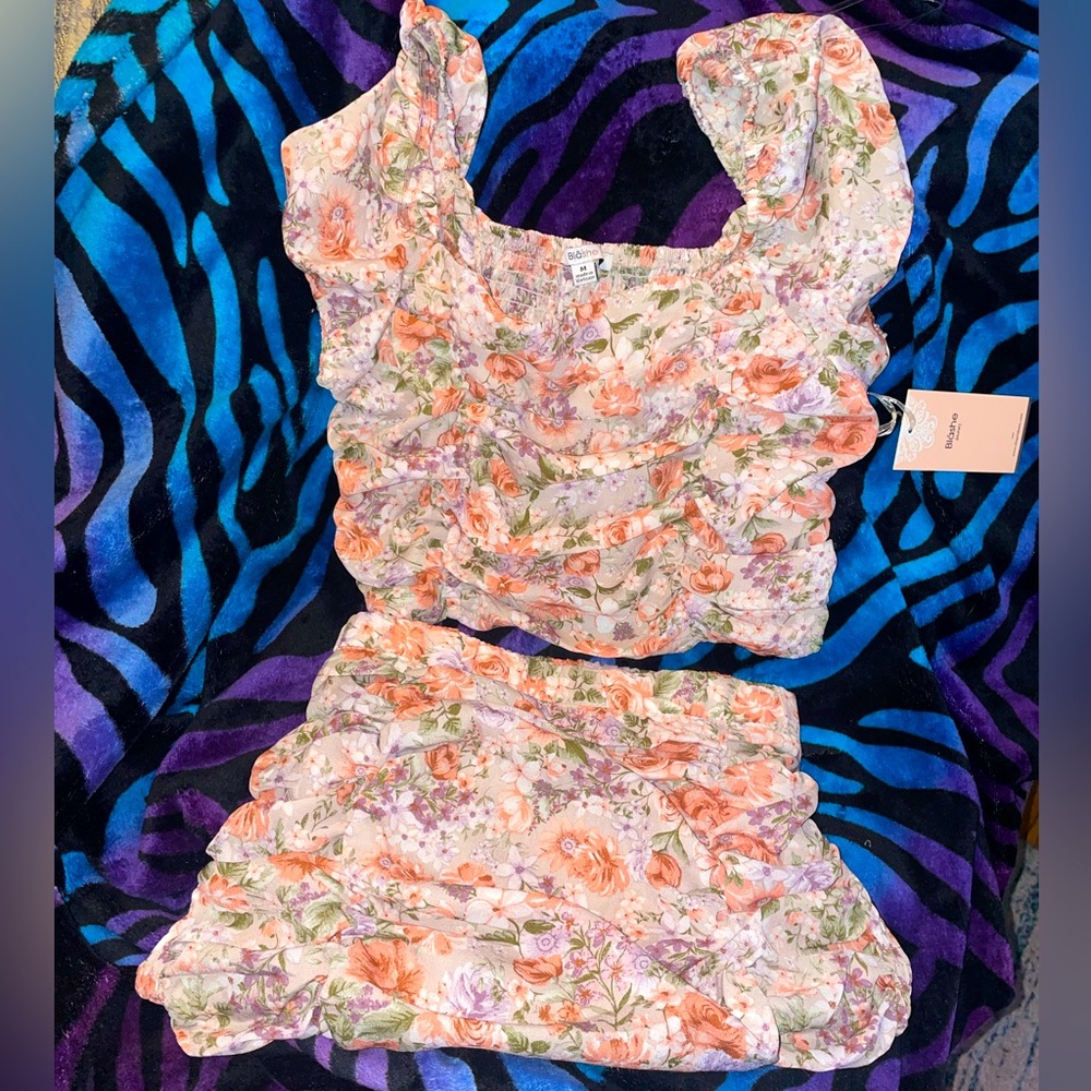 Beautiful from-fitting mini-skirt and top from Blāshe
